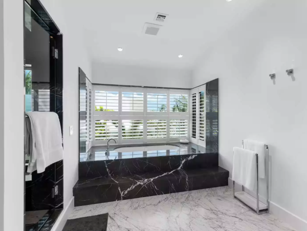 Experience Luxury Five Bedroom Retreat - Your Bohemian Escape in Nassau
